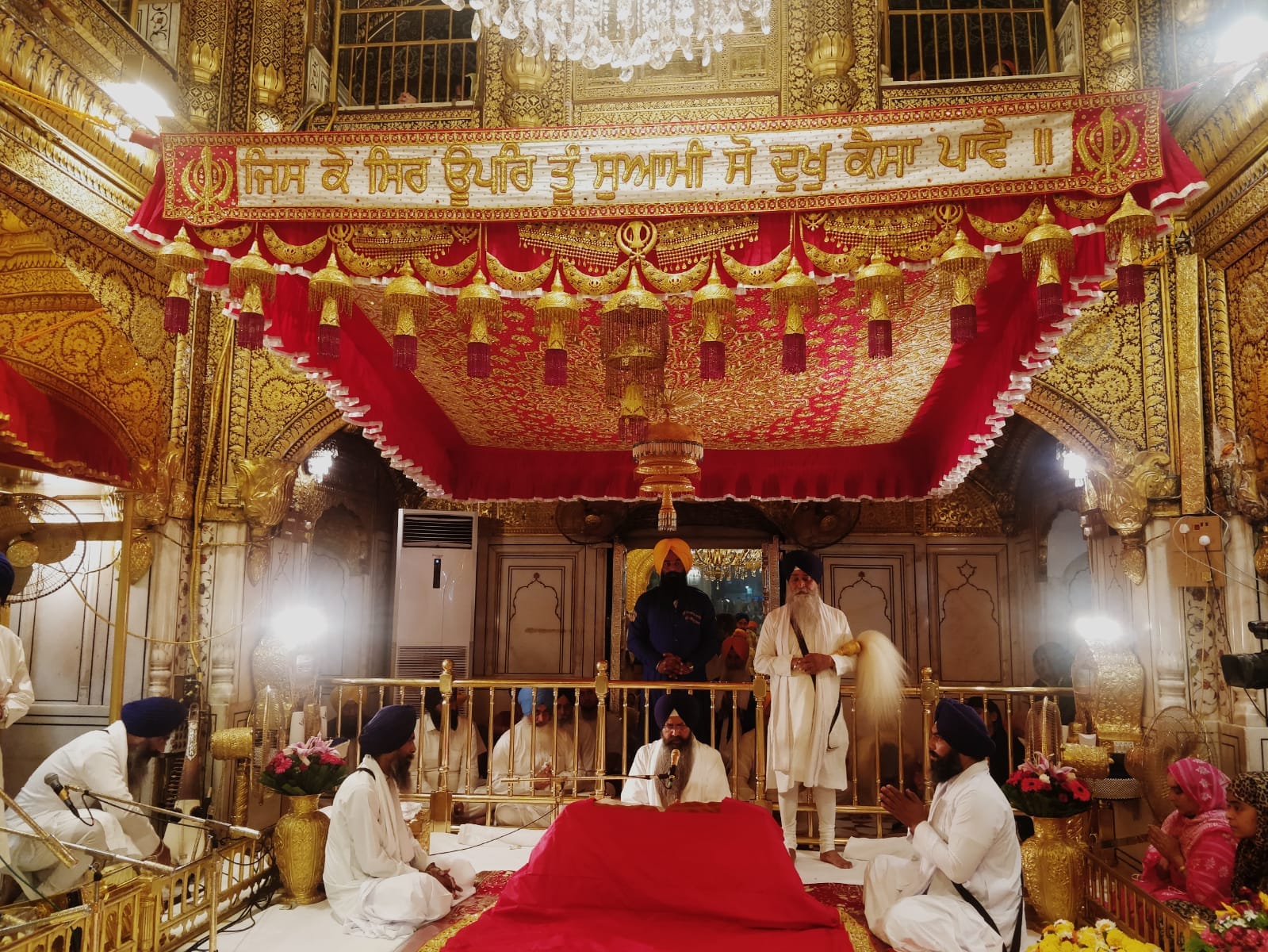 ਜਿਥੈ ਹਰਿ ਆਰਾਧੀਐ ਤਿਥੈ ਹਰਿ ਮਿਤੁ ਸਹਾਈ ॥ ਗੁਰ ਕਿਰਪਾ ਤੇ ਹਰਿ ਮਨਿ ਵਸੈ ਹੋਰਤੁ ਬਿਧਿ ਲਇਆ ਨ ਜਾਈ ॥